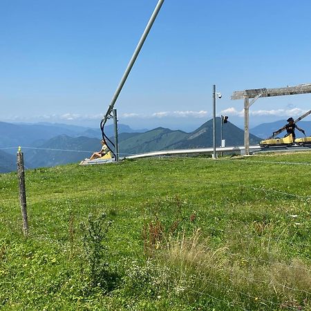 Le Fleuri Ensoleille De Guzet Appartement Ustou Buitenkant foto
