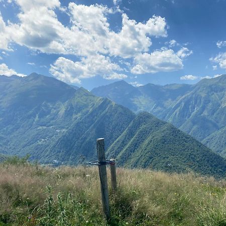 Le Fleuri Ensoleille De Guzet Appartement Ustou Buitenkant foto