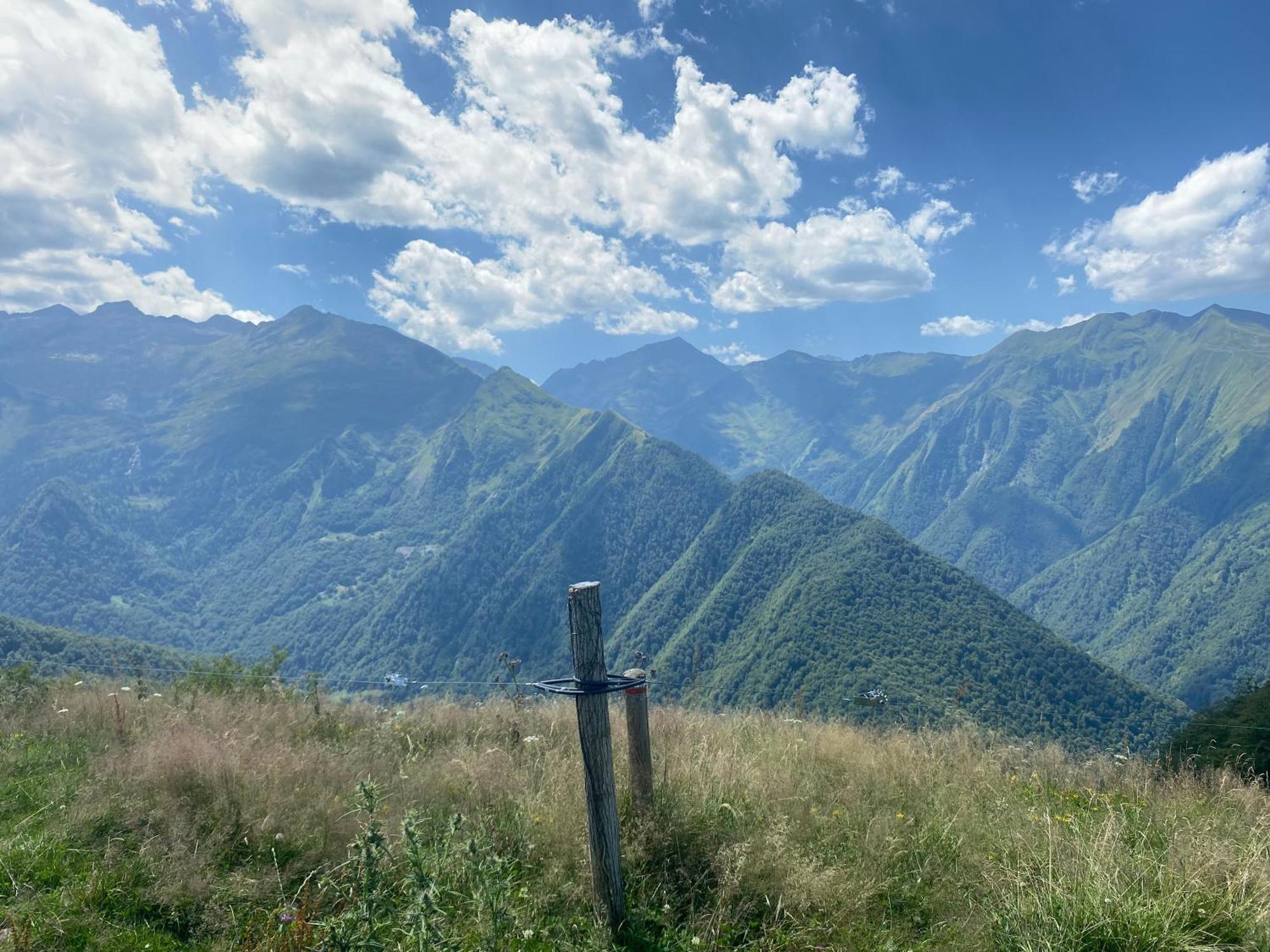 Le Fleuri Ensoleille De Guzet Appartement Ustou Buitenkant foto